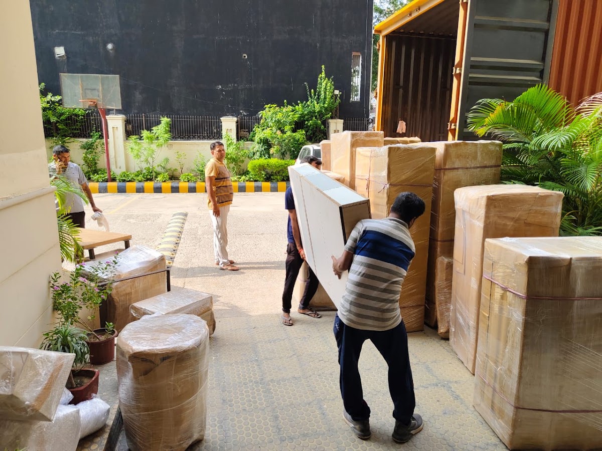 Metro Packers and Movers packing and moving work in Faridabad